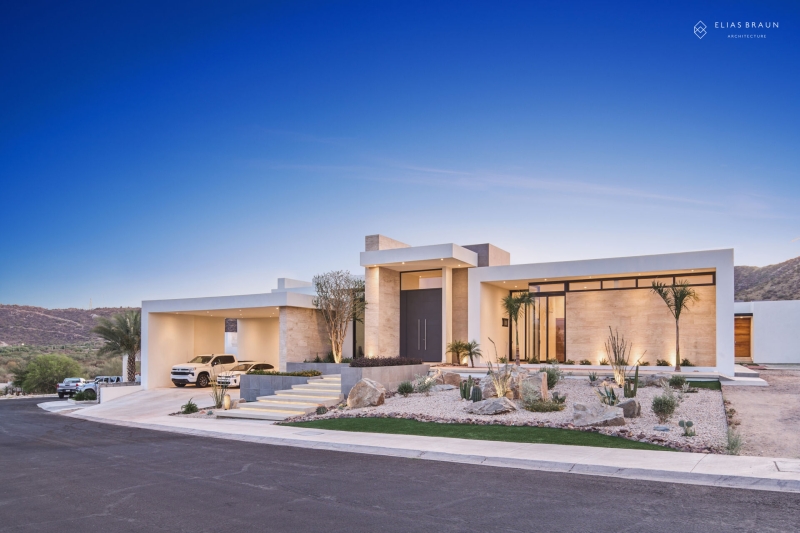 Resort looks without leaving home, a courtyard compound built for two signals quiet status