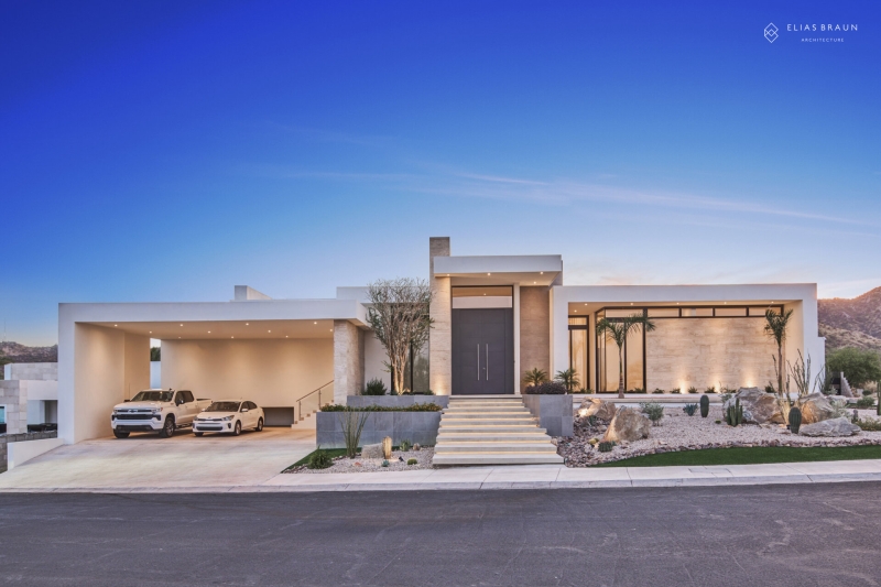 Resort looks without leaving home, a courtyard compound built for two signals quiet status