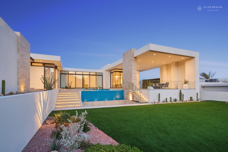 Resort looks without leaving home, a courtyard compound built for two signals quiet status