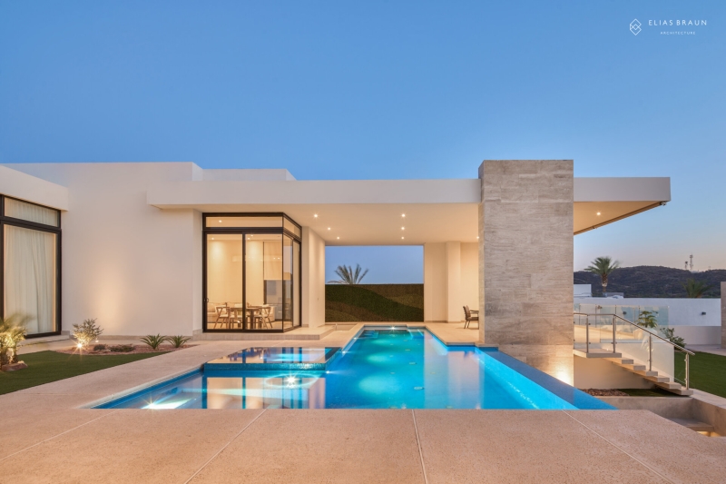 Resort looks without leaving home, a courtyard compound built for two signals quiet status