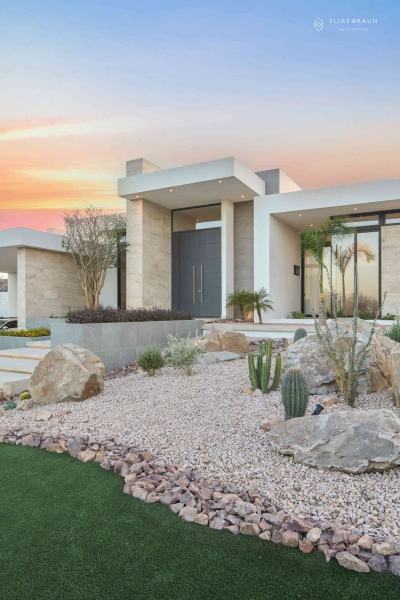 Resort looks without leaving home, a courtyard compound built for two signals quiet status