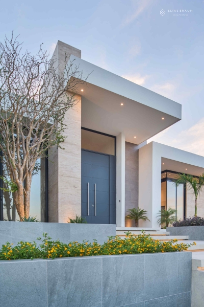 Resort looks without leaving home, a courtyard compound built for two signals quiet status