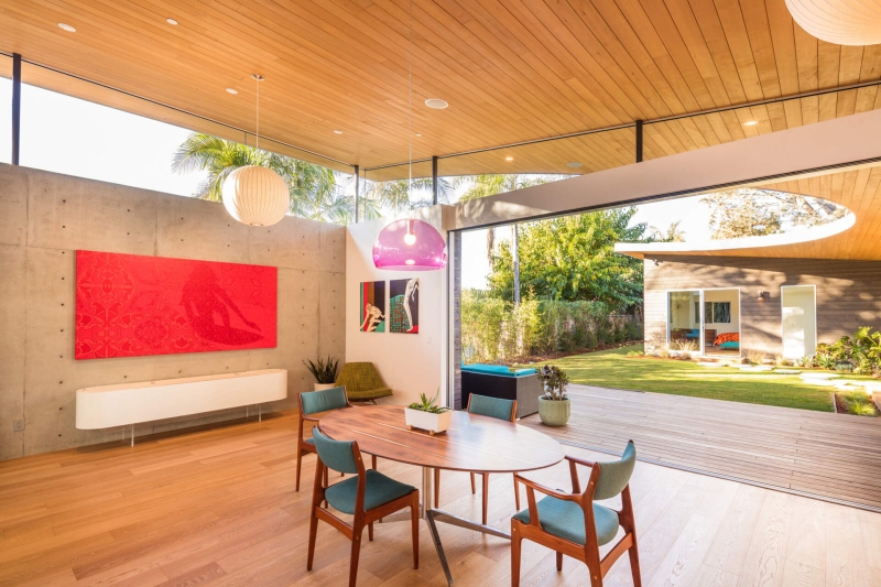 This Mid-Century Modern Inspired Courtyard House Opens Wide to a Private Garden