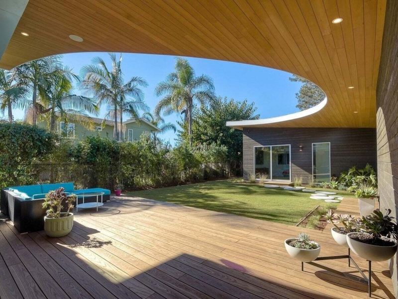 This Mid-Century Modern Inspired Courtyard House Opens Wide to a Private Garden