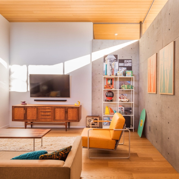This Mid-Century Modern Inspired Courtyard House Opens Wide to a Private Garden