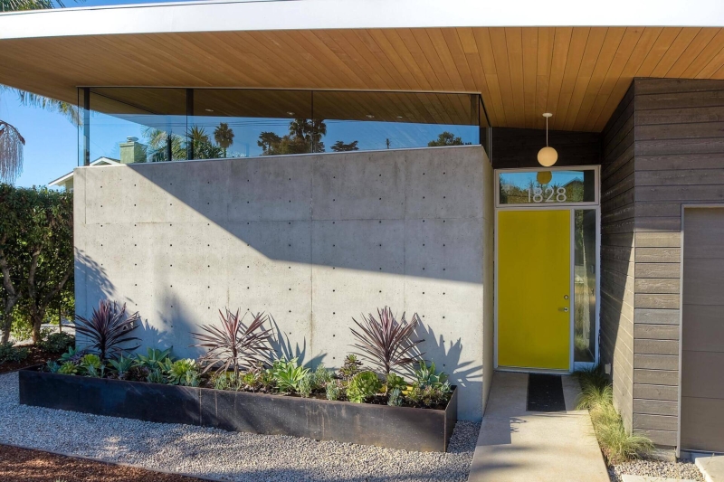 This Mid-Century Modern Inspired Courtyard House Opens Wide to a Private Garden