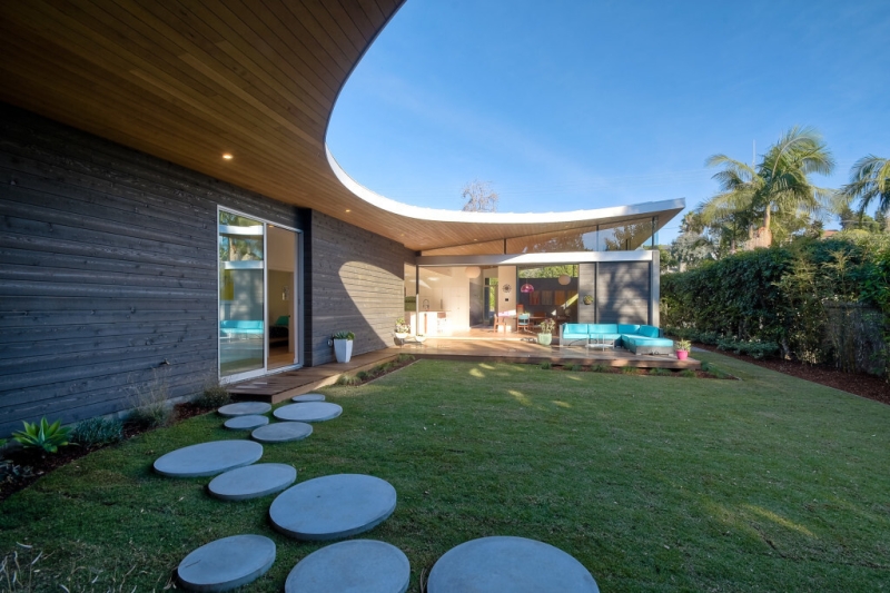 This Mid-Century Modern Inspired Courtyard House Opens Wide to a Private Garden