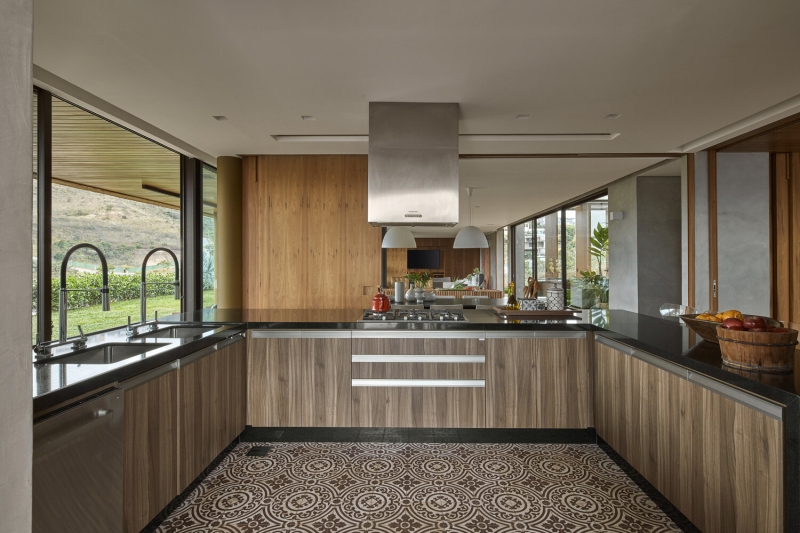 A Hilltop Home That Brings Together Family, Friends, and Panoramic Beauty