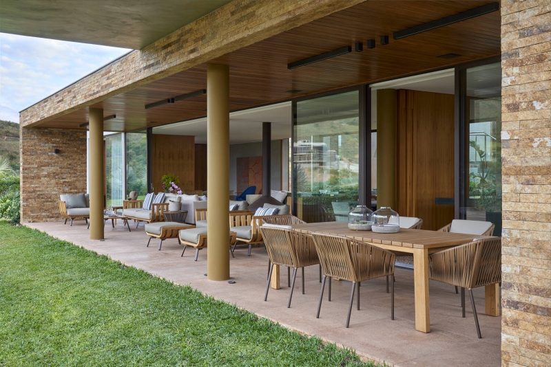 A Hilltop Home That Brings Together Family, Friends, and Panoramic Beauty