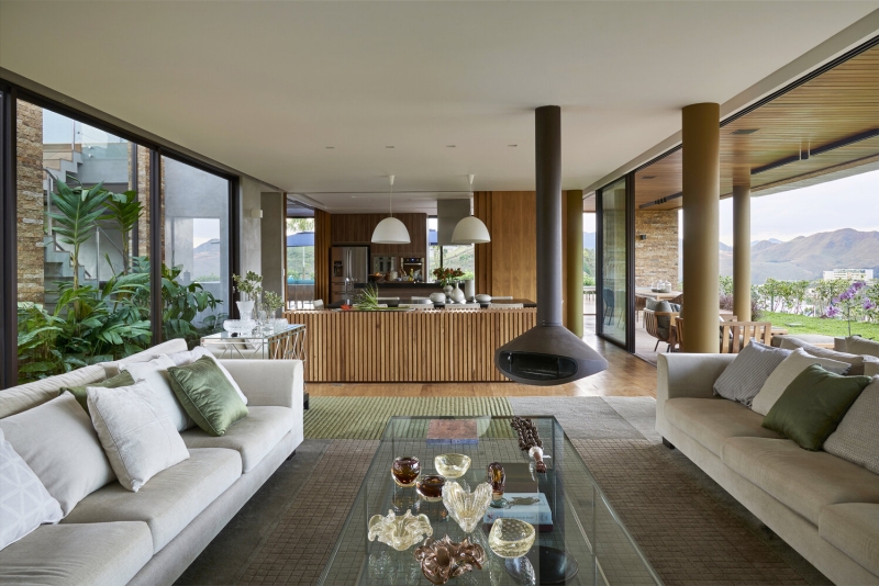 A Hilltop Home That Brings Together Family, Friends, and Panoramic Beauty