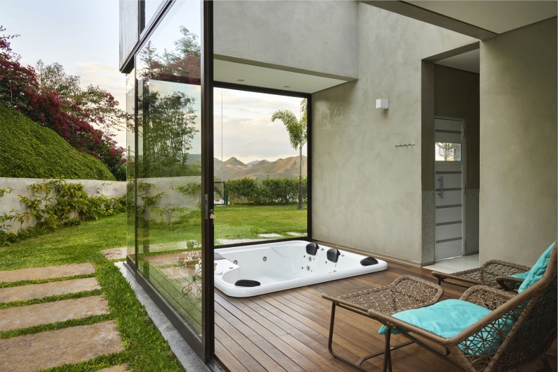 A Hilltop Home That Brings Together Family, Friends, and Panoramic Beauty