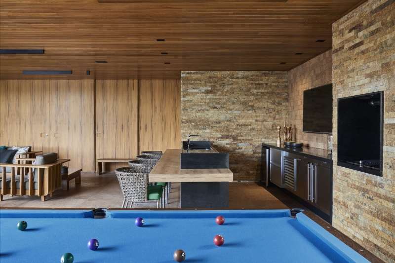 A Hilltop Home That Brings Together Family, Friends, and Panoramic Beauty