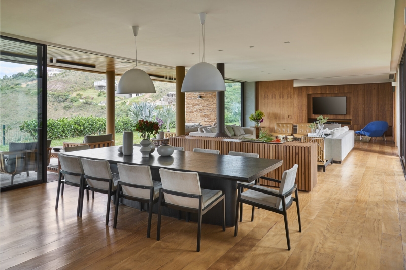 A Hilltop Home That Brings Together Family, Friends, and Panoramic Beauty