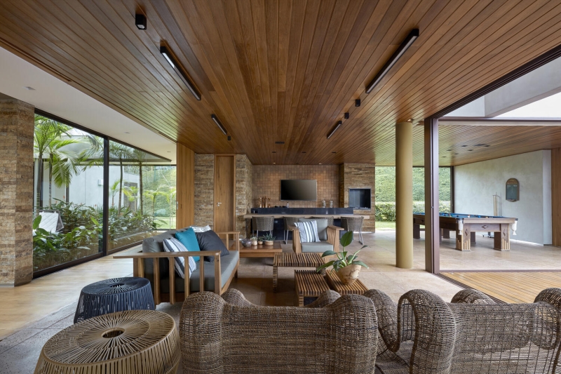 A Hilltop Home That Brings Together Family, Friends, and Panoramic Beauty