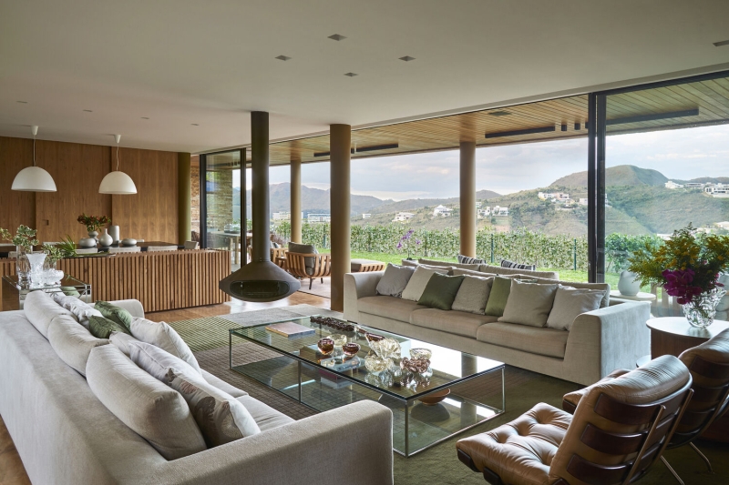 A Hilltop Home That Brings Together Family, Friends, and Panoramic Beauty