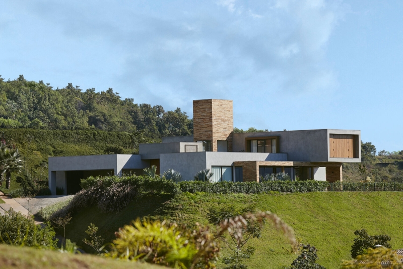 A Hilltop Home That Brings Together Family, Friends, and Panoramic Beauty
