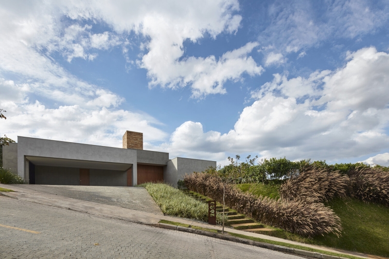 A Hilltop Home That Brings Together Family, Friends, and Panoramic Beauty