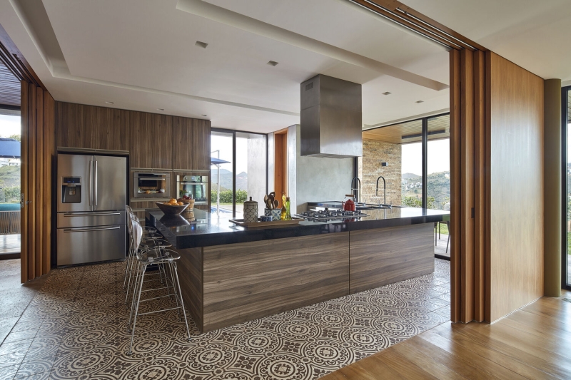 A Hilltop Home That Brings Together Family, Friends, and Panoramic Beauty