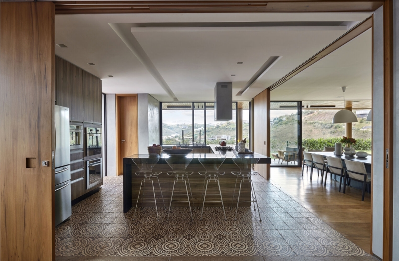 A Hilltop Home That Brings Together Family, Friends, and Panoramic Beauty