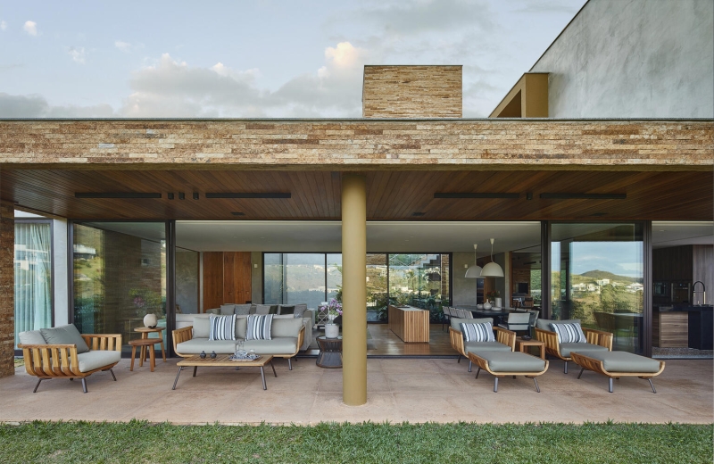A Hilltop Home That Brings Together Family, Friends, and Panoramic Beauty