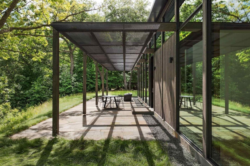 A Quiet Luxury Home in the Woods With a Shed That Almost Disappears