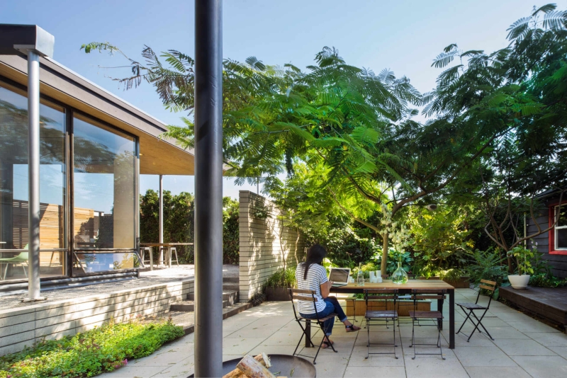 A Smart Backyard Addition Gives a 1940s Home Space to Breathe