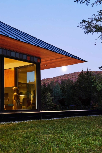 A Woodland Wonder: The Vermont Guest House That Reflects Its Surroundings
