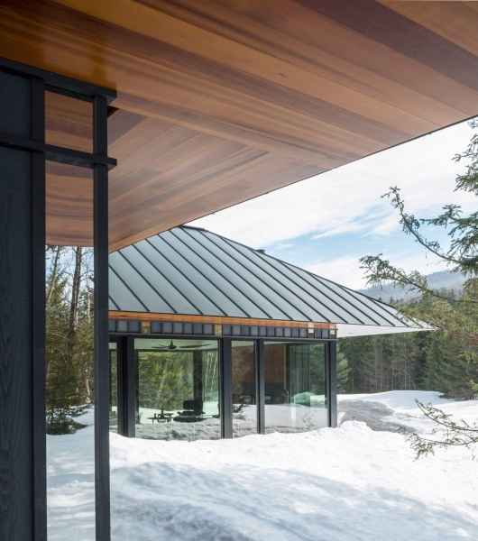 A Woodland Wonder: The Vermont Guest House That Reflects Its Surroundings