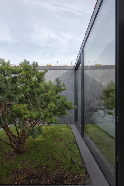 House in the Slope | 77 Studio architecture