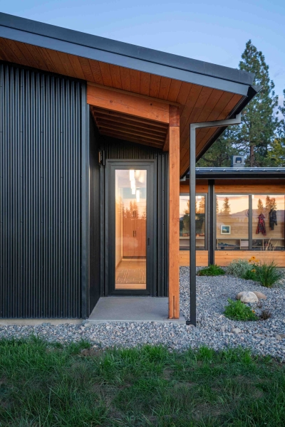 Inside a Mountain Home That Balances Style, Safety, and Nature