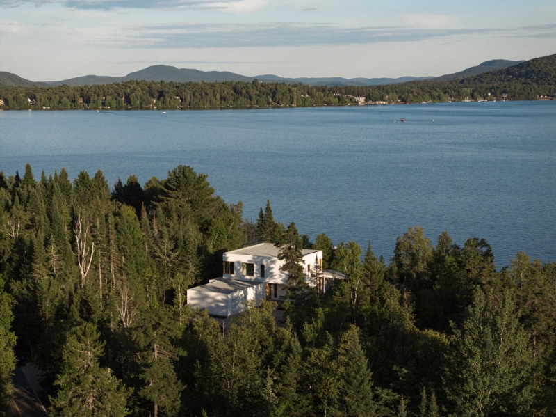 Step Into Serenity: The Lake House That Lets Nature Take the Lead