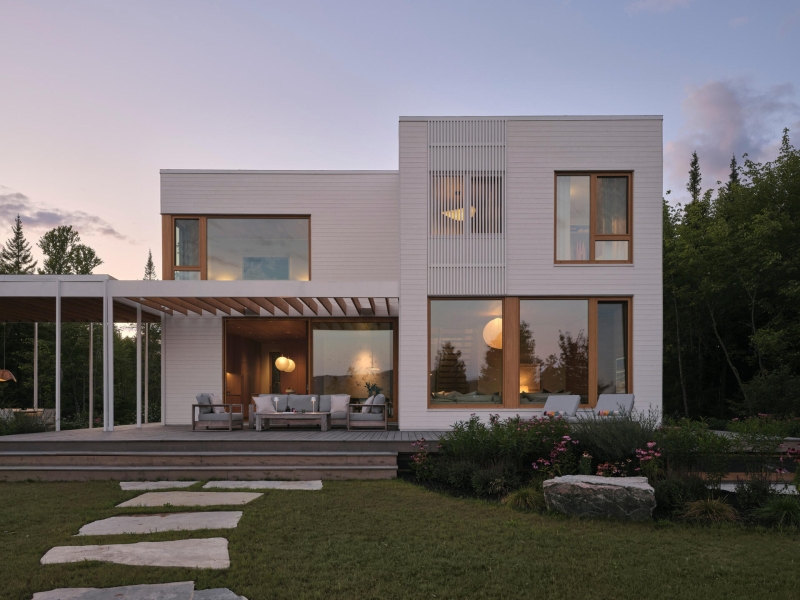 Step Into Serenity: The Lake House That Lets Nature Take the Lead