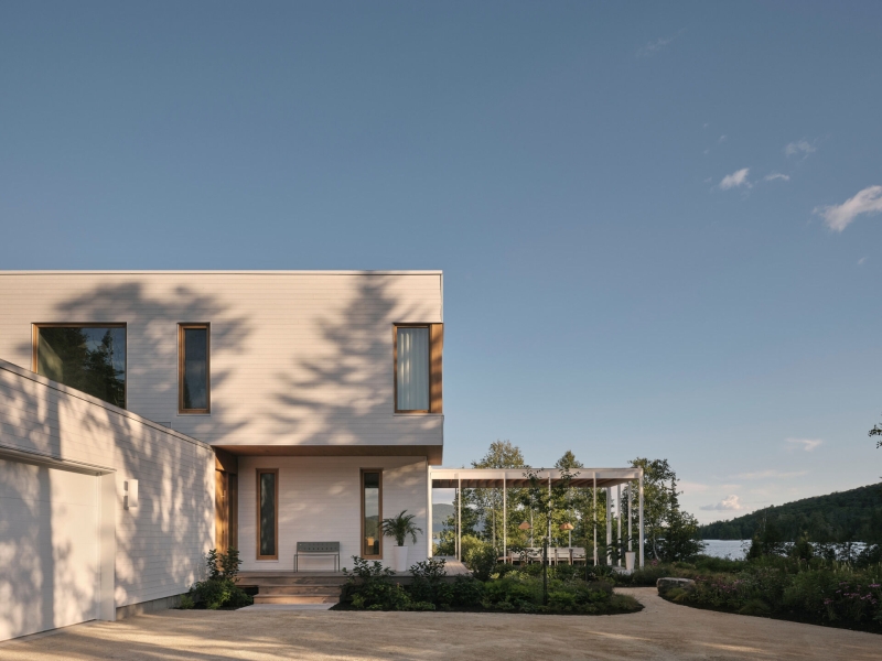 Step Into Serenity: The Lake House That Lets Nature Take the Lead