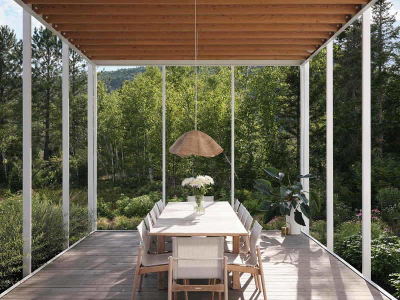Step Into Serenity: The Lake House That Lets Nature Take the Lead