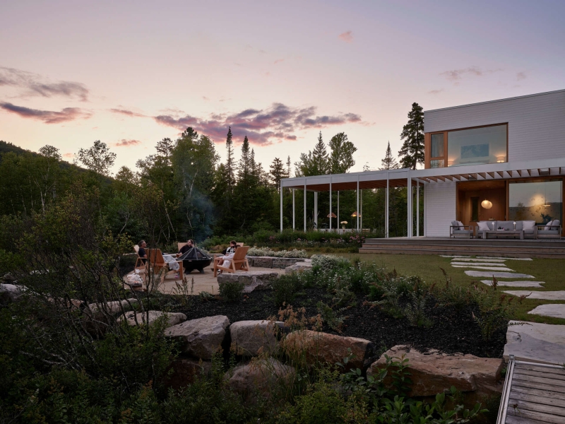 Step Into Serenity: The Lake House That Lets Nature Take the Lead