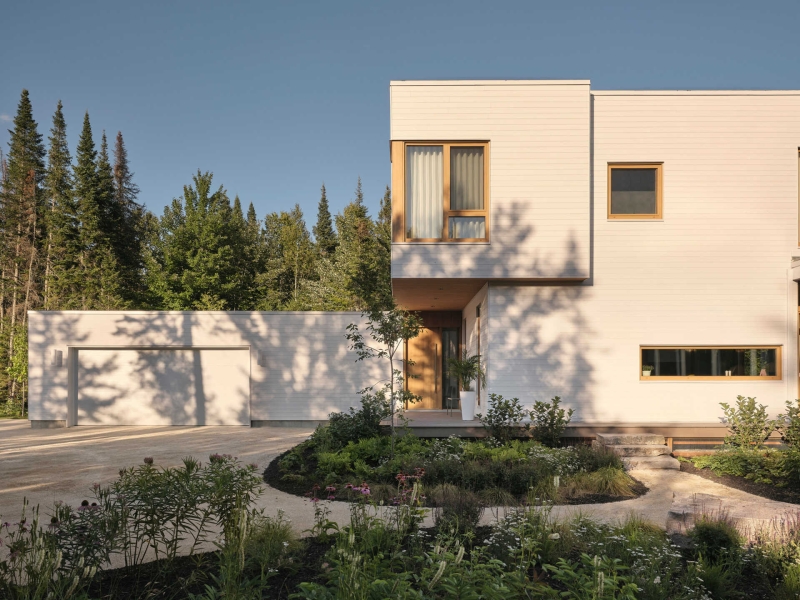 Step Into Serenity: The Lake House That Lets Nature Take the Lead