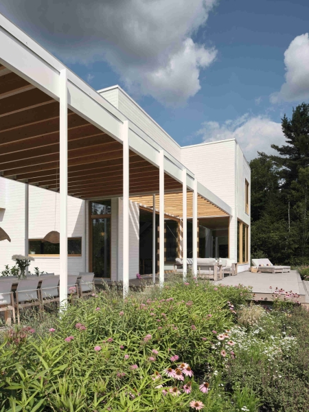 Step Into Serenity: The Lake House That Lets Nature Take the Lead