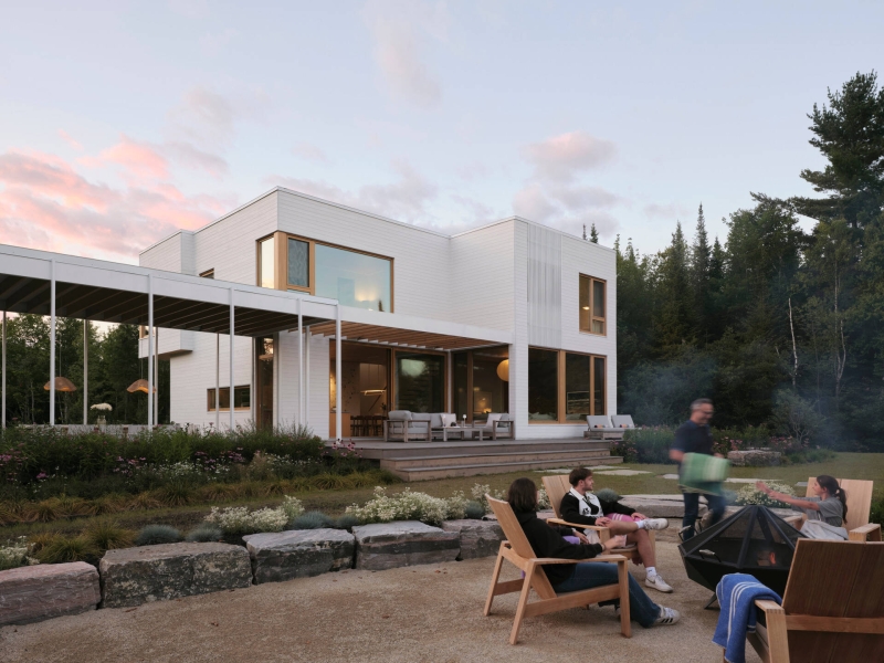 Step Into Serenity: The Lake House That Lets Nature Take the Lead