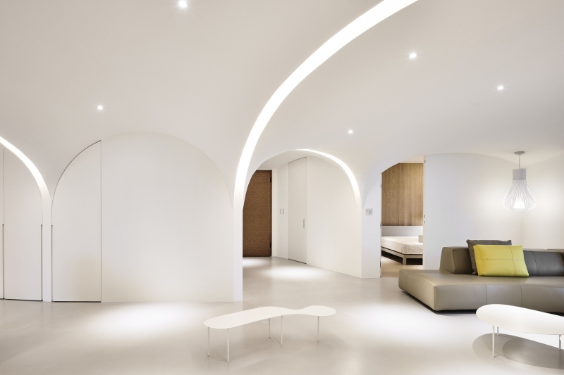 Step Into the Soothing White Home Where Arches, Curves and Sunlight Shape Every Room