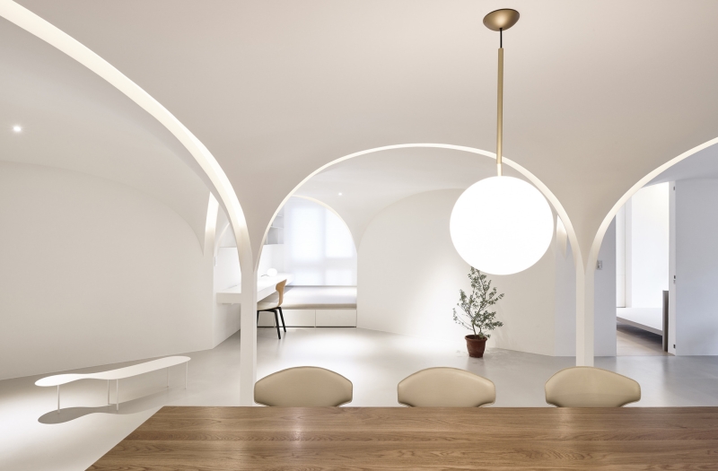 Step Into the Soothing White Home Where Arches, Curves and Sunlight Shape Every Room