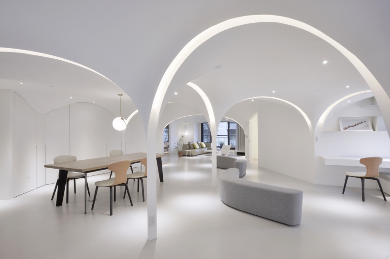 Step Into the Soothing White Home Where Arches, Curves and Sunlight Shape Every Room