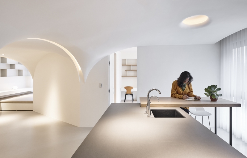 Step Into the Soothing White Home Where Arches, Curves and Sunlight Shape Every Room