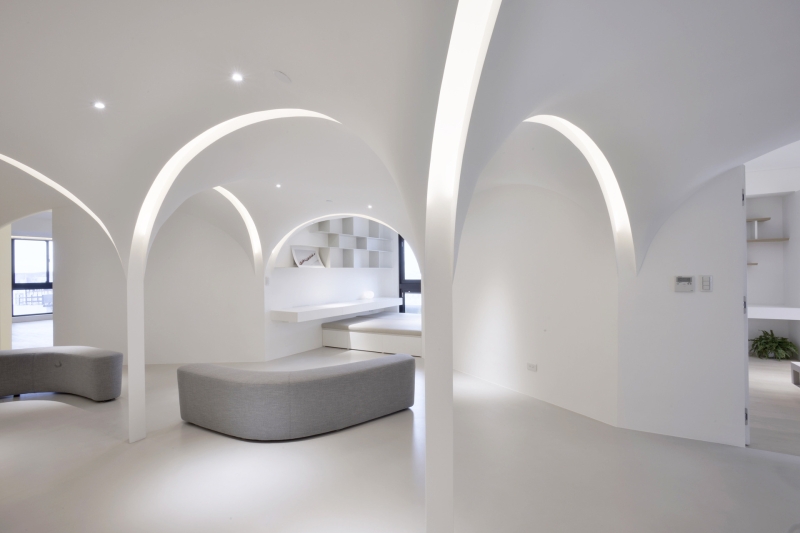 Step Into the Soothing White Home Where Arches, Curves and Sunlight Shape Every Room
