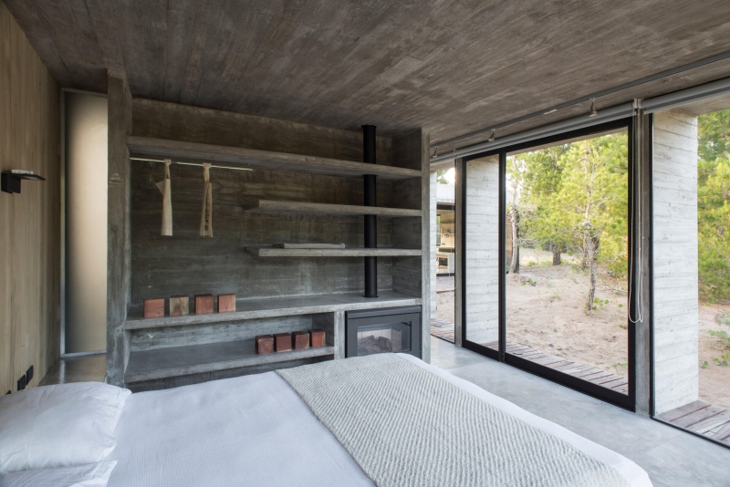 The Concrete and Glass Home Making the Most of Its Forest Setting