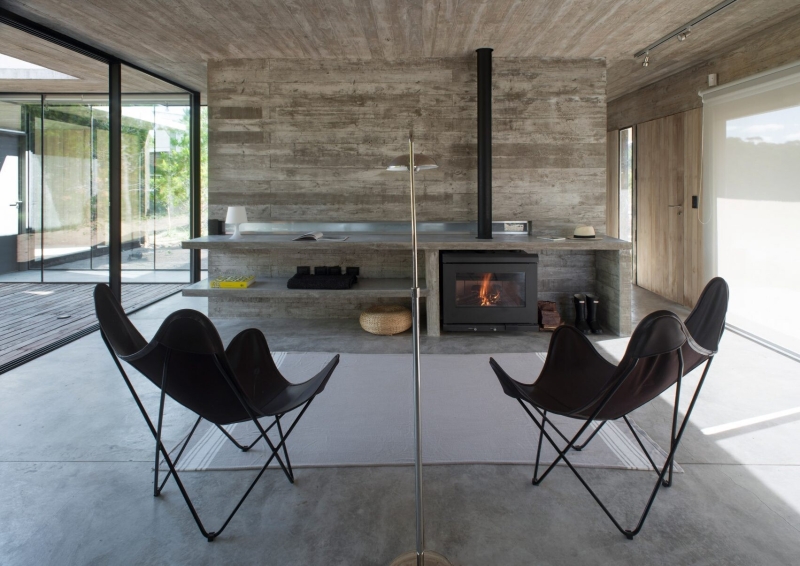 The Concrete and Glass Home Making the Most of Its Forest Setting