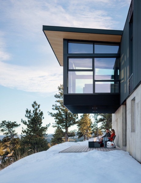 The Glass Box Living Room That Changes How You See the Mountains