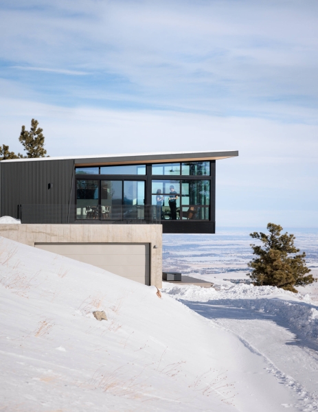 The Glass Box Living Room That Changes How You See the Mountains