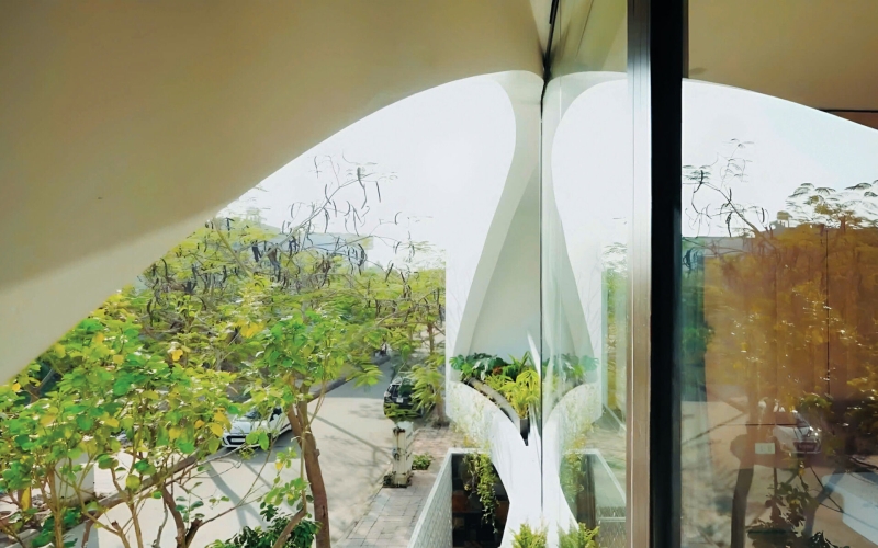 The Koi Pond and Hanging Garden That Becomes the Heart of Daily Living