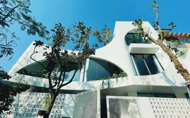 The Koi Pond and Hanging Garden That Becomes the Heart of Daily Living