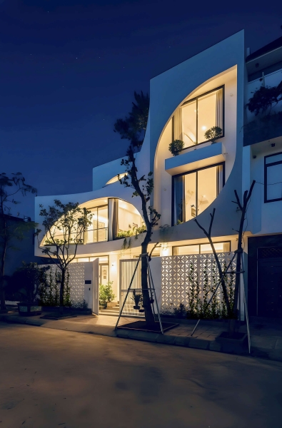 The Koi Pond and Hanging Garden That Becomes the Heart of Daily Living